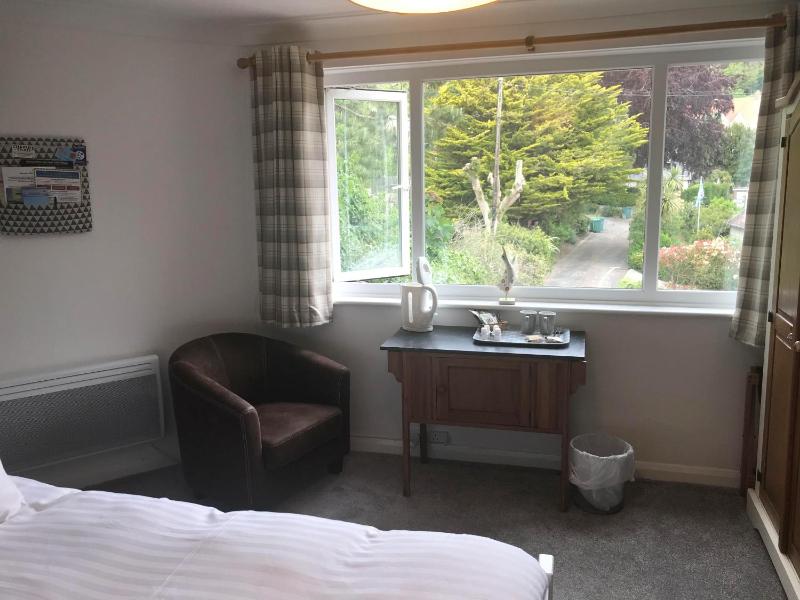 Twin Room with Shower image 4