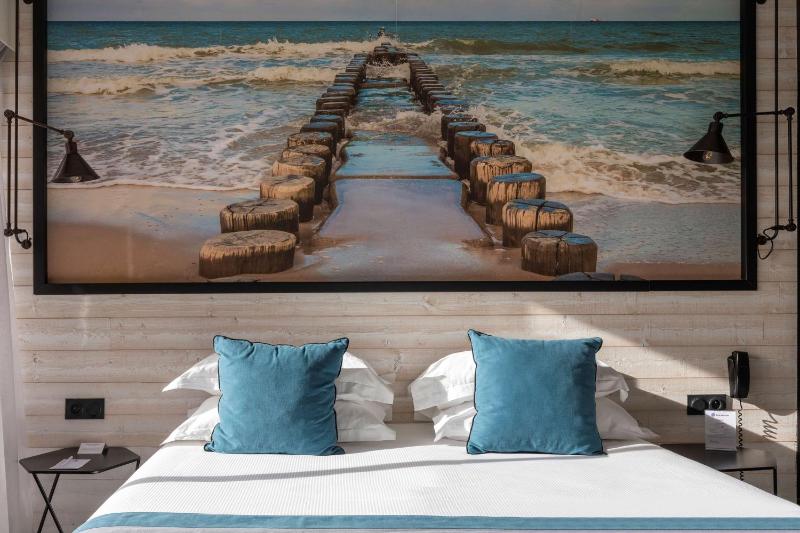 Standard Room with City View image 1