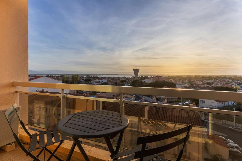 Comfort King Room with Mountain View image 2