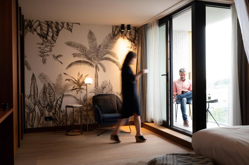 Deluxe Double Room with Balcony image 3