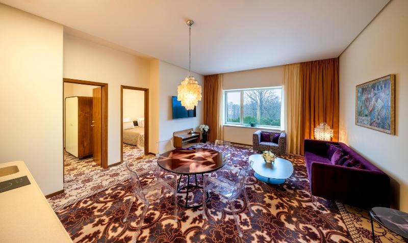 Family Room with Spa access image 1