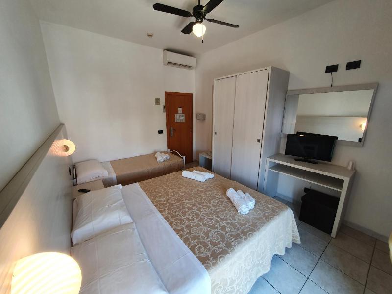Basic Triple Room image 4
