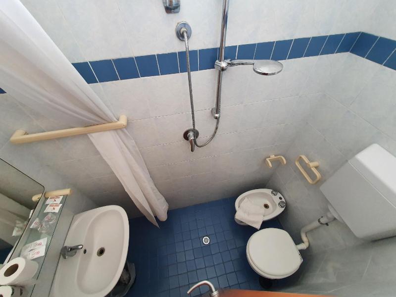Basic Double or Twin Room image 2
