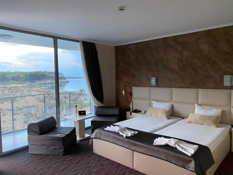 One-Bedroom Suite with Balcony and Partial Sea View image 1