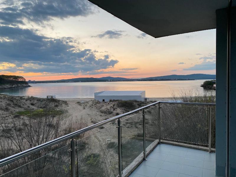 Twin Room with Two Single with Balcony and Partial Sea View image 3