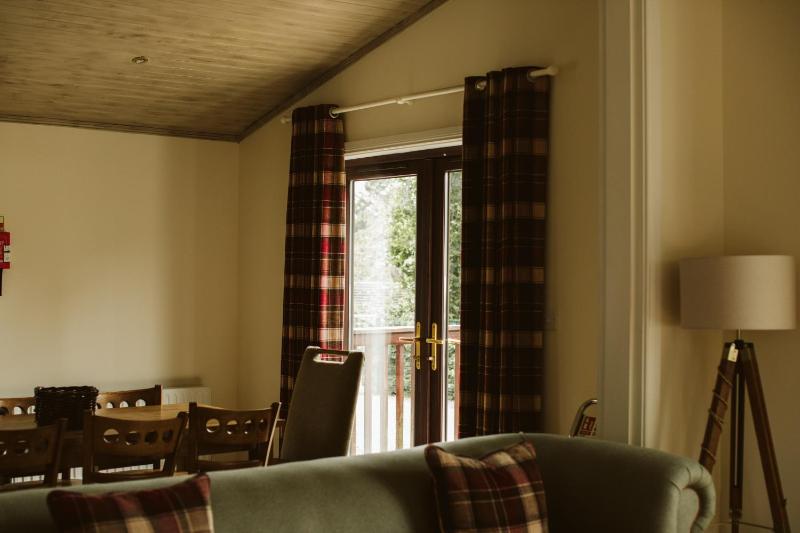 Log Cabin 6 people image 4