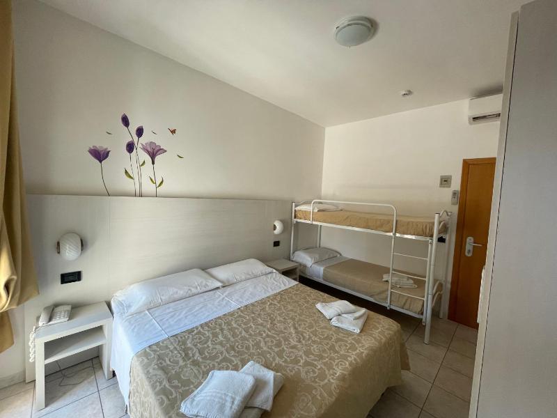 Basic Quadruple Room image 4
