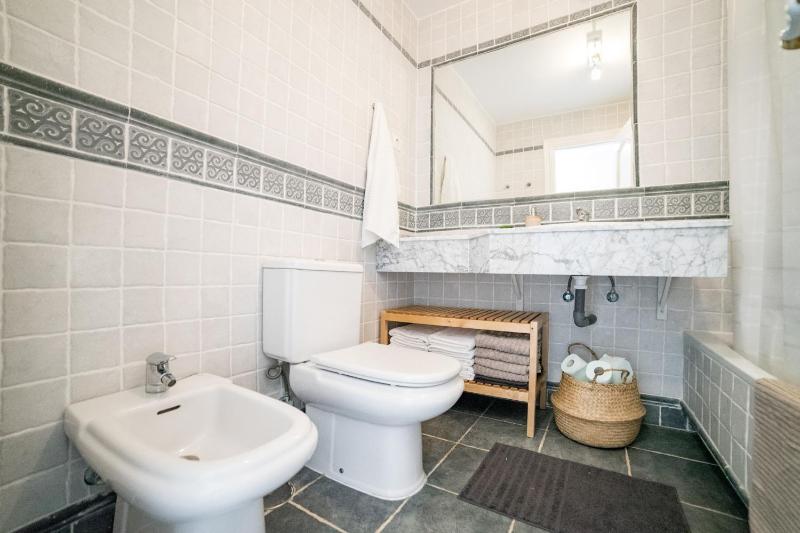 Cozy 2 Bedroom Apartment in Nueva Andalucia - image 13