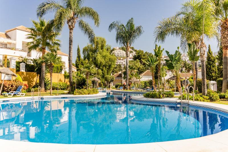 Cozy 2 Bedroom Apartment in Nueva Andalucia - image 7