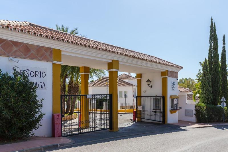 Cozy 2 Bedroom Apartment in Nueva Andalucia - image 9