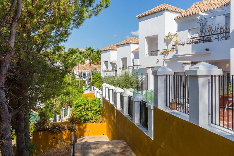 Cozy 2 Bedroom Apartment in Nueva Andalucia - image 11
