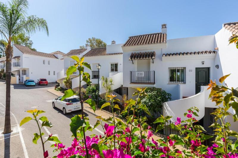 Cozy 2 Bedroom Apartment in Nueva Andalucia - image 6