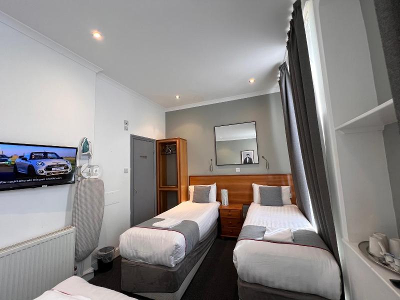 Deluxe Quadruple Room image 4