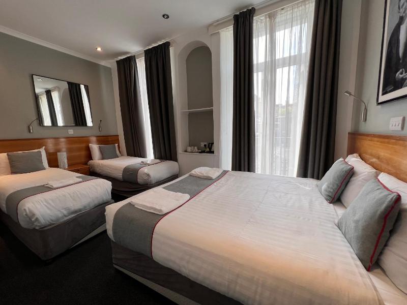Deluxe Quadruple Room image 4