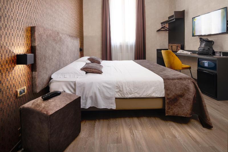 Classic Double Room image 2