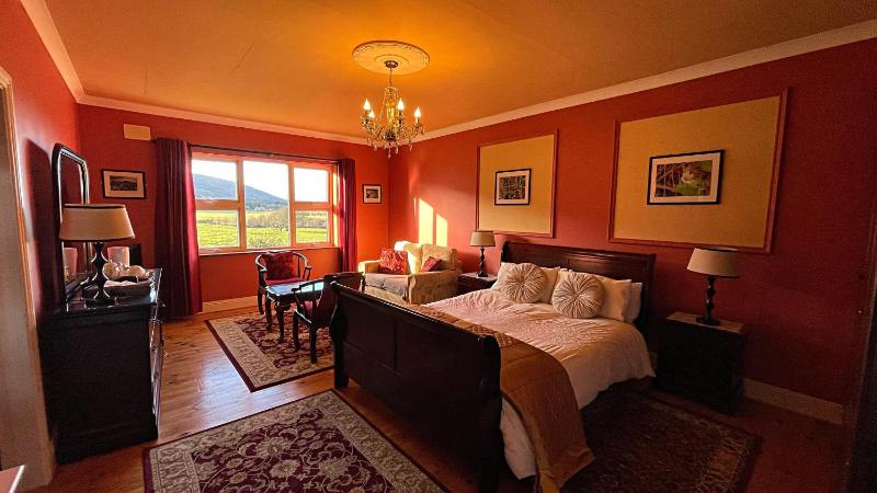 Super-Sized Room (King-Size Bed) image 4