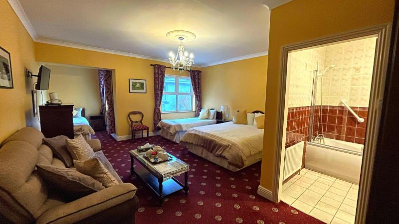 Super-Sized Family Room (King-Size Bed and 2 Twin Beds) image 1