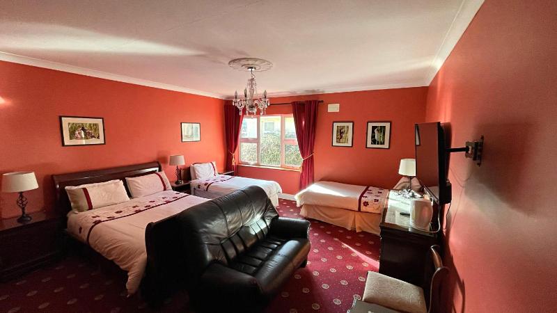 Super-Sized Family Room (King-Size Bed and 2 Twin Beds) image 4