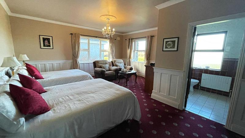 Super-Sized Twin Room (Double Bed and Twin Bed) image 1