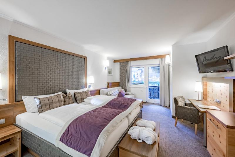 Deluxe Double Room with Balcony image 3