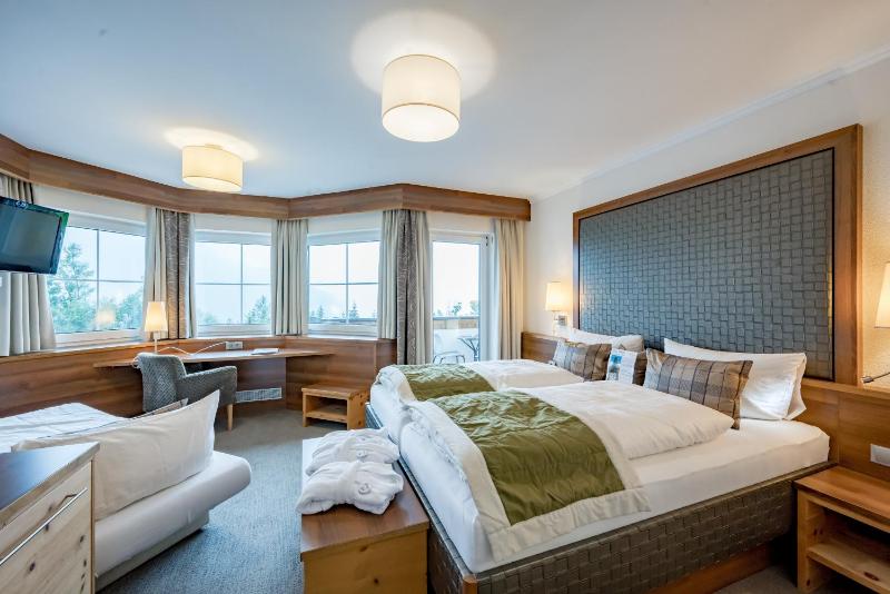 Deluxe Double Room with Balcony image 4