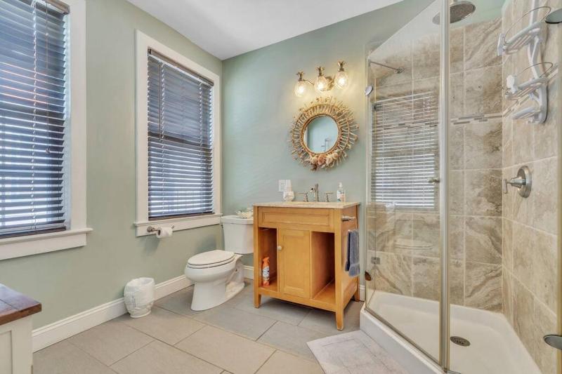 Queen Suite image 4