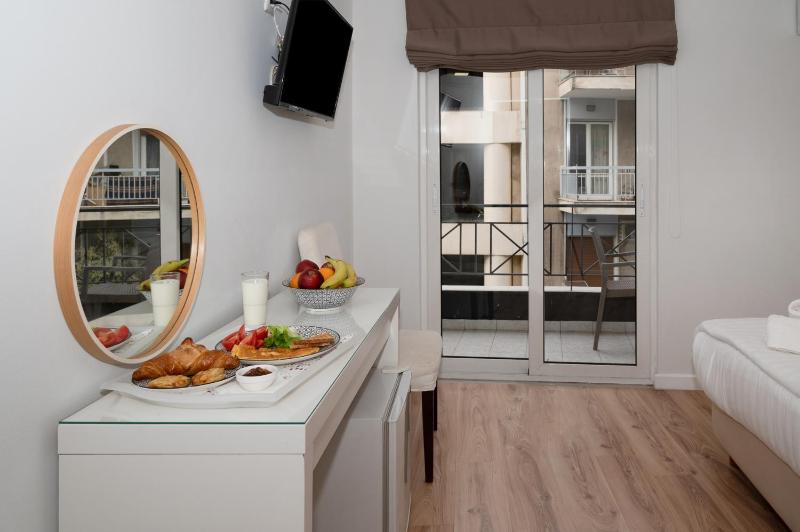 Double Room with Balcony image 4