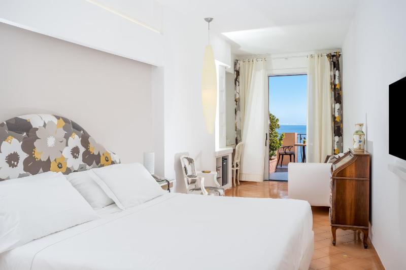 Deluxe Room with Terrace and Sea View image 3
