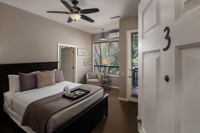 Queen Room image 2