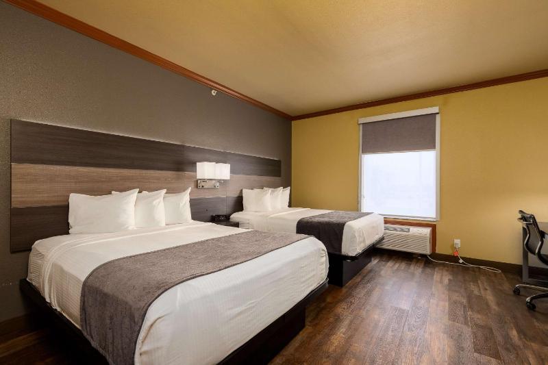 Queen Suite with Two Queen Beds image 2