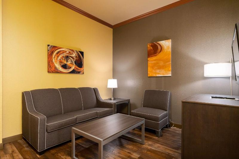 Queen Suite with Two Queen Beds image 3