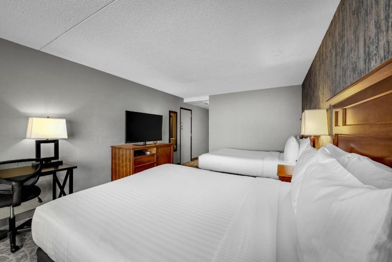 Deluxe Queen Room with Two Queen Beds - No pets image 3