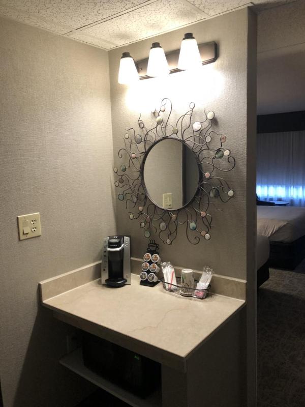 Deluxe Queen Room with Two Queen Beds - No pets image 4