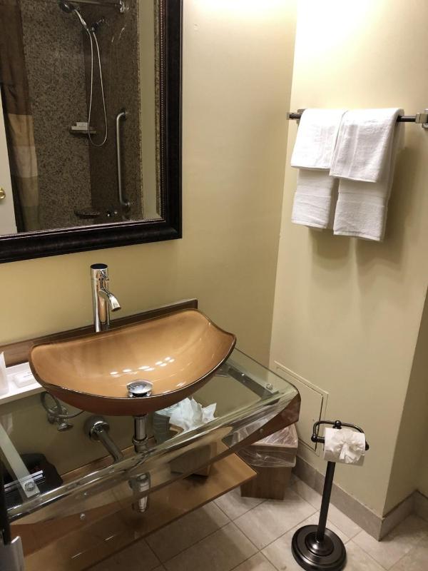 Deluxe Queen Room with Two Queen Beds - No pets image 2