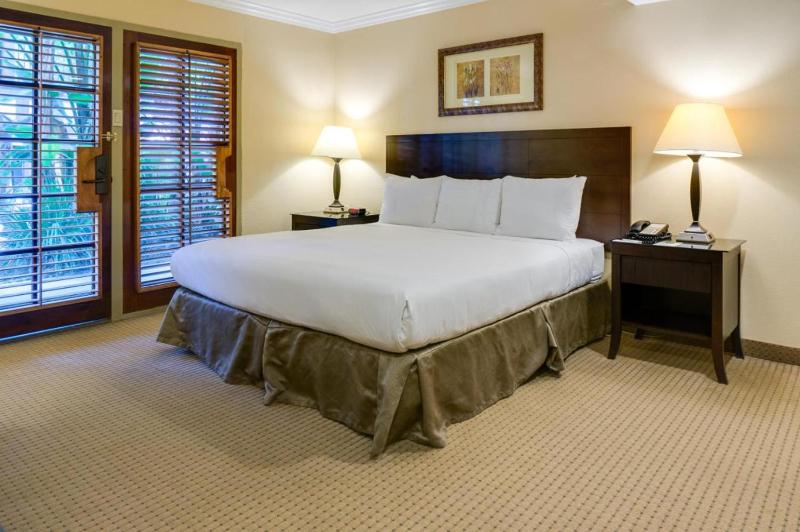 One-Bedroom Suite with Sofa Bed image 3