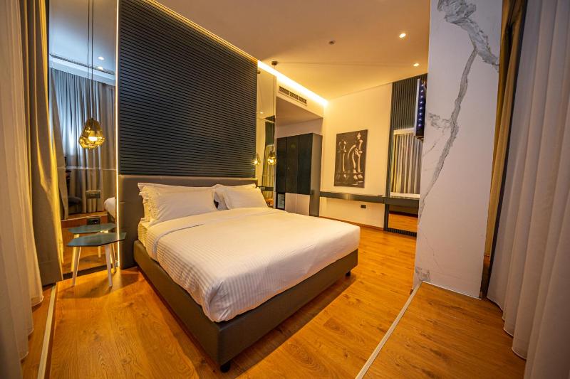 Deluxe Double or Twin Room image 4