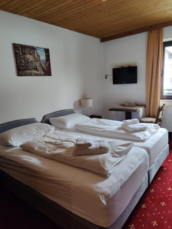Double Room with Balcony image 4