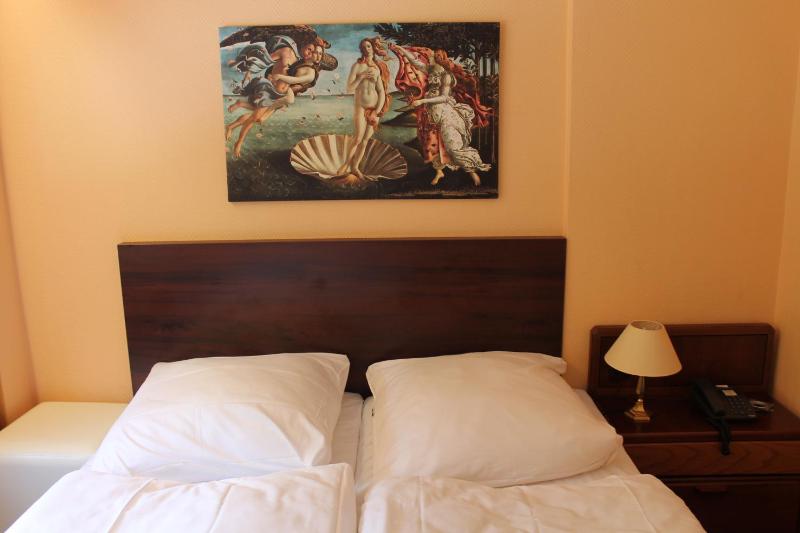 Double Room image 3