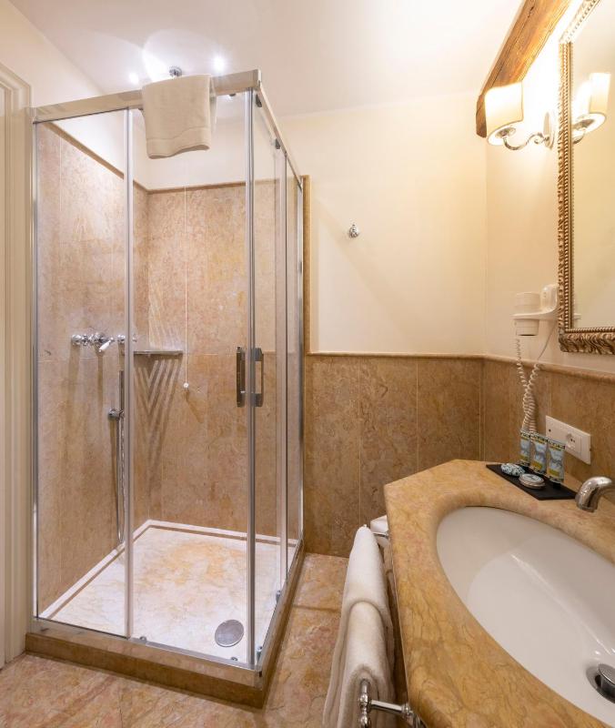 Superior Double Room image 4