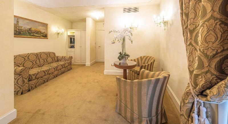 Deluxe Double Room image 4