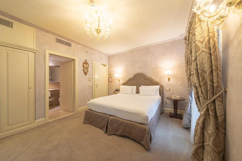 Classic Double Room image 3