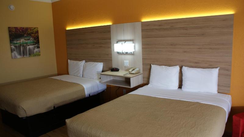 Deluxe Queen Room with Two Queen Beds - Non-Smoking image 4