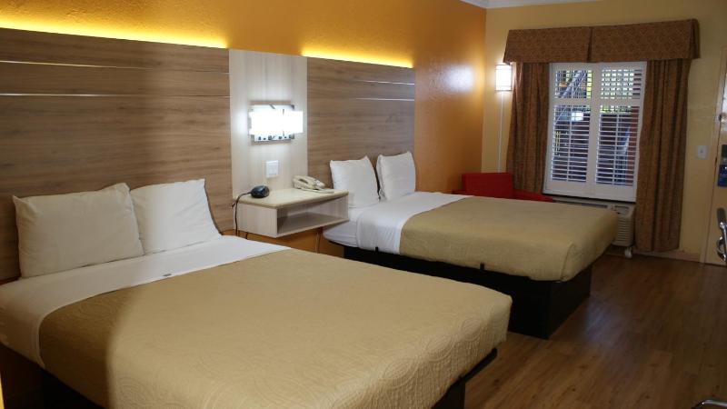 Deluxe Queen Room with Two Queen Beds - Non-Smoking image 2