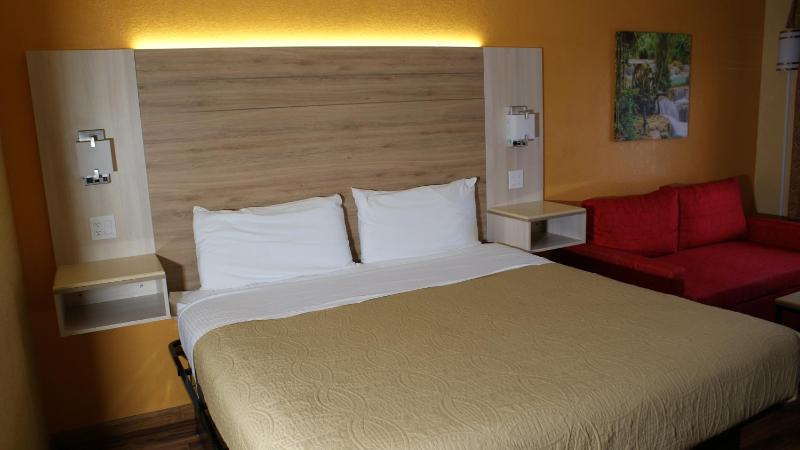 Deluxe King Room  with Sofa Bed - Non-Smoking image 2
