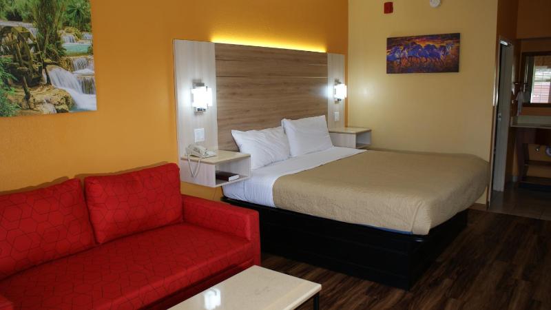 Deluxe King Room - Smoking image 4