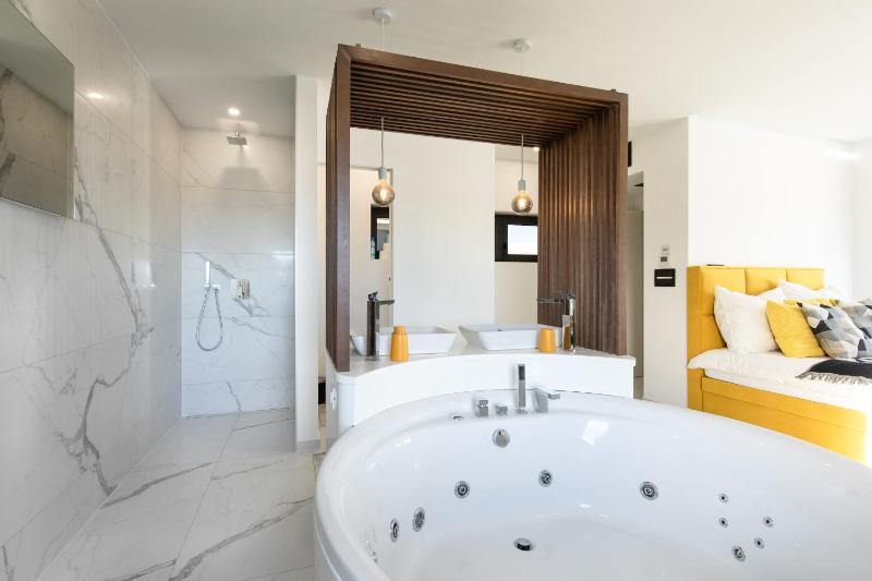 Villa Nina-3 bedroom villa with a pool and hot tub - image 34