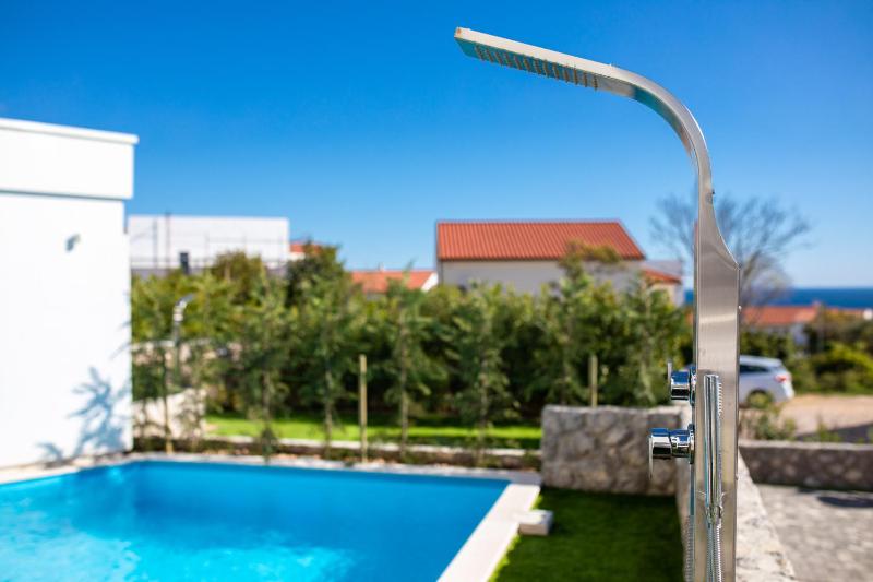 Villa Nina-3 bedroom villa with a pool and hot tub - image 21