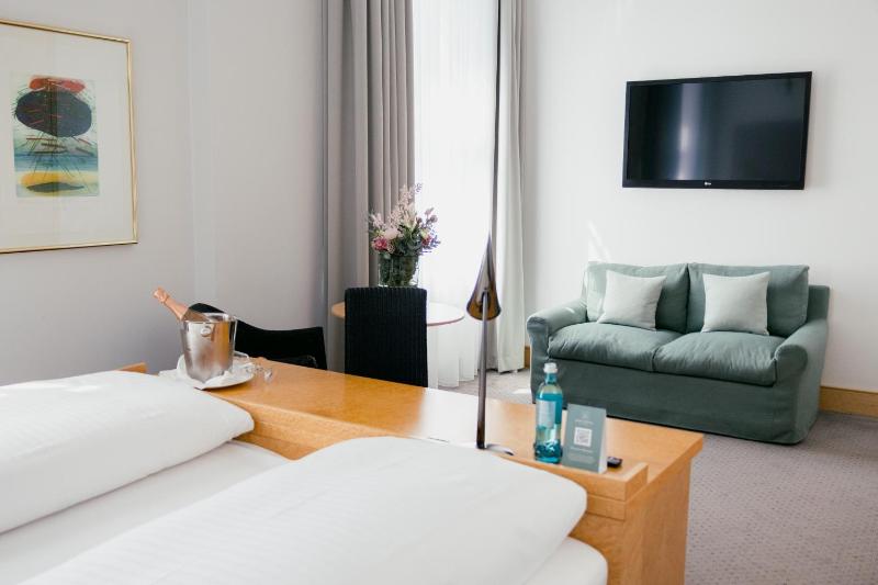 Deluxe Double Room image 4