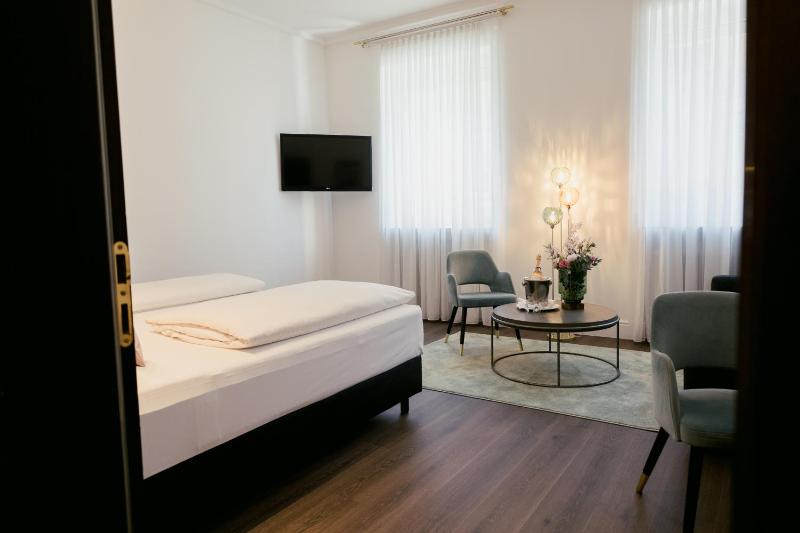 Deluxe Double Room image 2