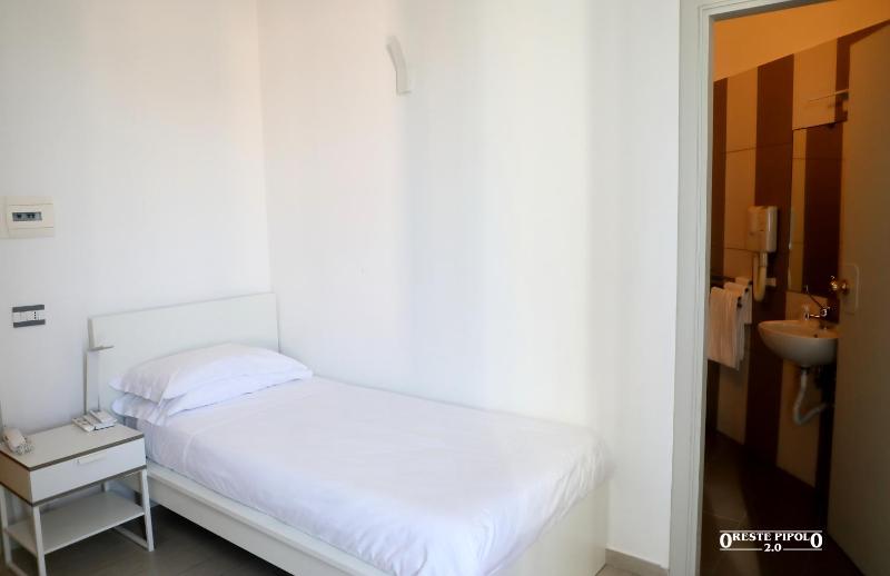 Deluxe Single Room image 1